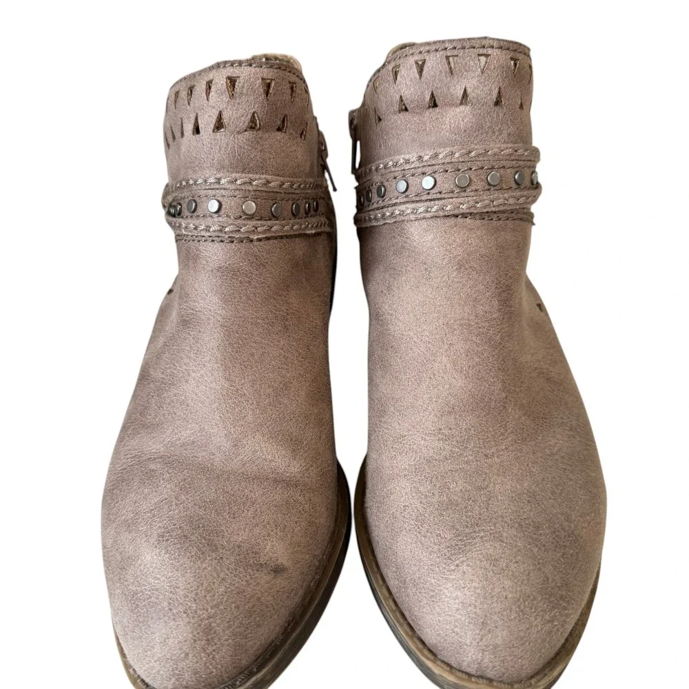 Sugar Western Boho Ankle Boots Studded Cutout Distressed Taupe 8.5 Chic‎ Western